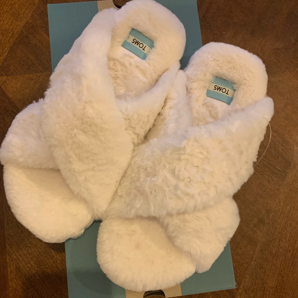 Brand New Tom’s Susie Slipper In Faux Fur with hard sole - women’s size 9